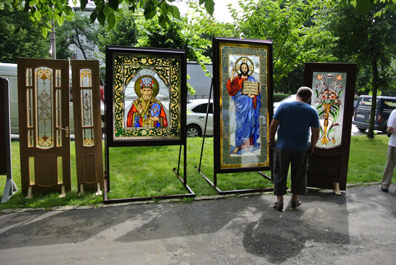 Церновные витражи на петровской ярмарке